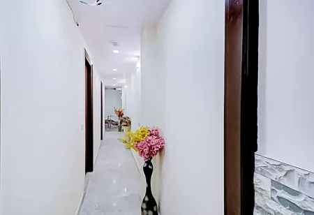 Roomshala 176 Hotel Green Palace Отели рядом с достопримечательностью «Cathedral Church of The Redemption»