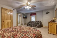 Er259- Country Charm Great Location, Close to Town 2 Bedroom Cabin by RedAwning