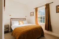 Stunning Room Above Amazing Silks Pub Hotels in Marlborough