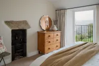 Pear Tree Cottage - Cosy one bedroom Cottage Hotels near Peacocks