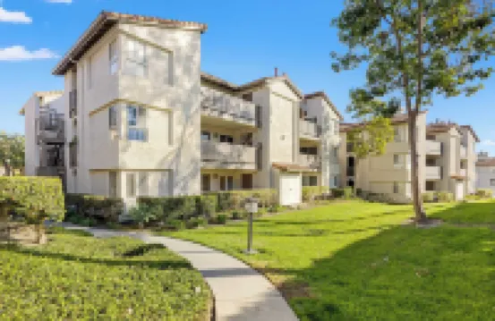 Walk to Beach Pool, Hot Tub, Private Patio, Parking Seabreeze Retreat