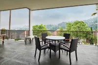 Kirei Mountain View Villa 7 Bedrooms with a Private Swimming Pool فنادق في Cimenyan