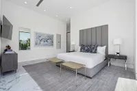 Sleeps 23 Pool, Hot Tub & Putting Green Minutes to Golf & Dining Bravo Villa #7 by Avantstay