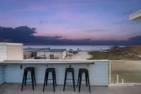 Oceanfront 2BR + Rooftop Deck, & Beach Access Strand Way B