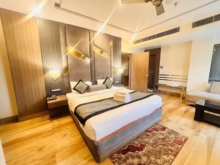 Hotel Holiday International Отели в г. Пернея