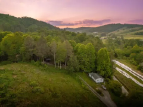 Luxury Tiny Home in Deep Gap with Hot Tub and Fireplace