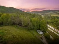 Luxury Tiny Home in Deep Gap with Hot Tub and Fireplace