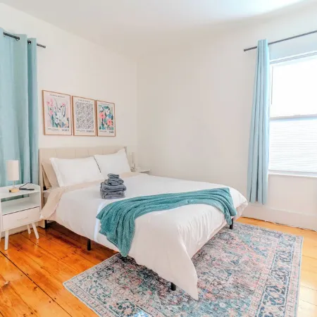 Spacious 3BDR near Harvard/5-Min Walk to Train - Davis Sq / Free Parking!