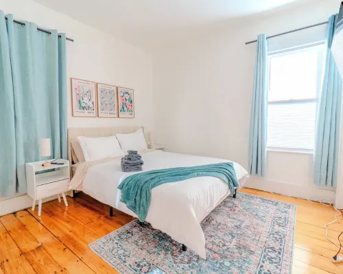 Spacious 3BDR near Harvard/5-Min Walk to Train - Davis Sq / Free Parking! Hotels in Somerville