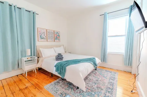 Spacious 3BDR near Harvard/5-Min Walk to Train - Davis Sq / Free Parking!