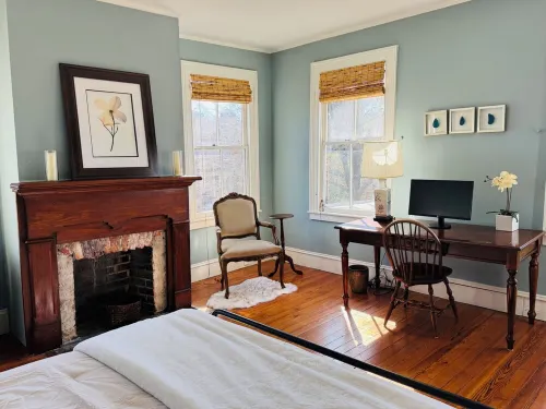 Historic Home in Downtown Wilmington - One Block from Riverwalk -King Size Beds