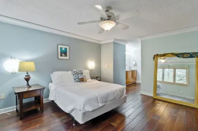 Charming Pet-Friendly Stay - Near Bay & Beaches. 플라운더 파빌리온 비치 프론트 주변 호텔