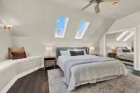 NEW! Fun, style & comfort Eastside MKE Best Day Townhouse 4 bedrooms Hotel in zona UWM English as a Second Language Program