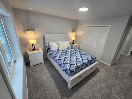 Alaska Charm 3-bedroom townhome with WiFi in brilliant Fairbanks Отели рядом с достопримечательностью «Заказник Френдс оф Кримерс Филд эт Кримерс Филд Мигратори Уотерфоул»