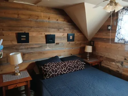 Snowmobile, UTV trails, Fishing in a charming 3-bedroom house in Republic