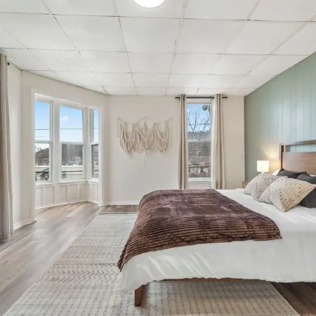The Cozy Emerald Stay 5 Minutes to Downtown