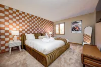 BIG Indy Funhouse: Huge Game Room, Billiards, Pong, Basketball, & More! Hotels in 