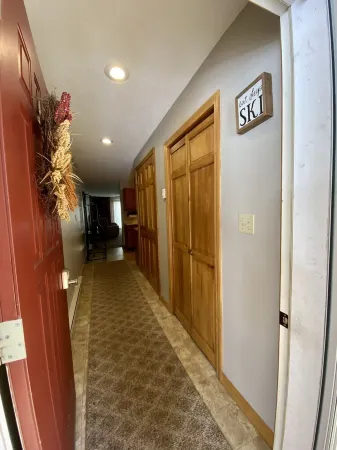 2 bedroom (sleeps 6) cozy condo in the heart of North Conway, NH. Отели в г. Норт-Конуэй