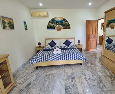 รูปภาพของบังกะโลที่สวยงามพร้อมสระว่ายน้ำกลางแจ้งที่ใช้ร่วมกัน และอยู่ห่างจากแซนดี้บีช 2 กม.