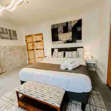 10 Min Walk to Lake + HOT TUB Rooms