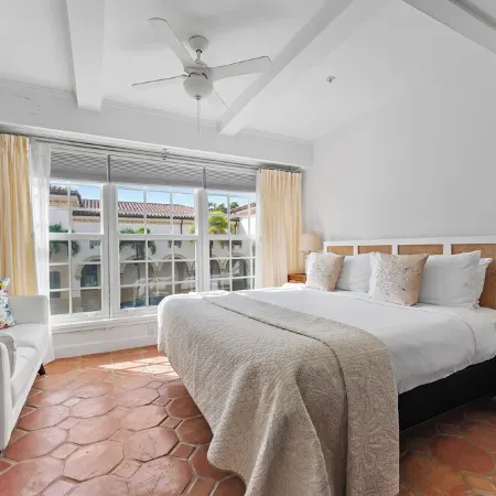Perfect Palm Beach Location.Classic, spacious  1-bedroom condo, suite with AC.