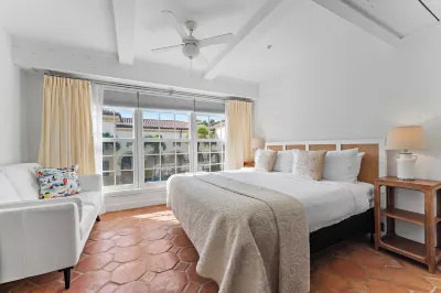 Perfect Palm Beach Location.Classic, spacious  1-bedroom condo, suite with AC.