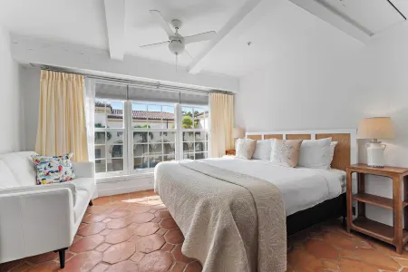 Perfect Palm Beach Location.Classic, spacious  1-bedroom condo, suite with AC. Отели в г. Палм-Бич