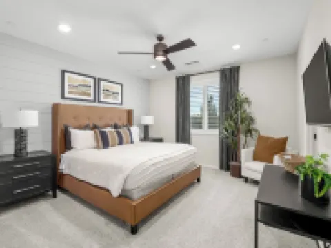 Brand New, Hot Tub, King Suite, BBQ, Fire Pit!