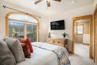 Bobcat Bunkhouse in Estes Park-3 Bed Family Retreat with Wi-Fi A/C Games Hot Tub