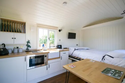 Cabin for 2 with Walks WiFi Bat and Restaurant