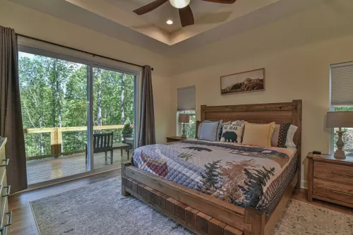 Luxury 5 bedroom, Mountain Views, Hot Tub, Game Room, Gourmet Kitchen, Hiking