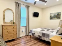 Waterfront Oasis, Hot Tub, Sauna, Village Walk to All, Kayaks, Pet Friendly