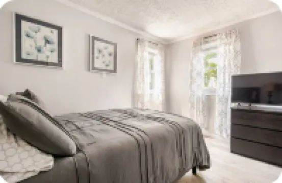 Charming Urban3-bedroom  apartment in Hempstead with WiFi and AC Hotels in Hempstead
