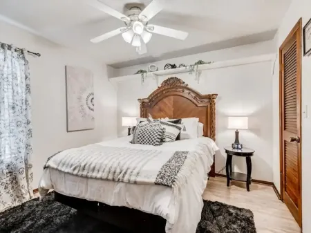 Charming 3-bedroom house in Shawnee with AC and WiFi Отели в г. Шони