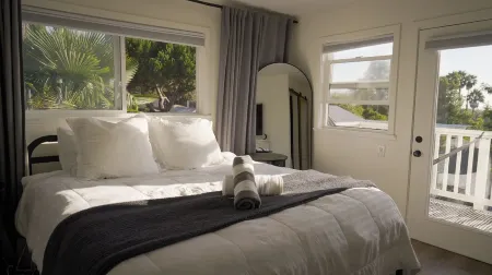 Oceanview Family Friendly and Quiet Poolside Oasis in Marvelous Oceanside