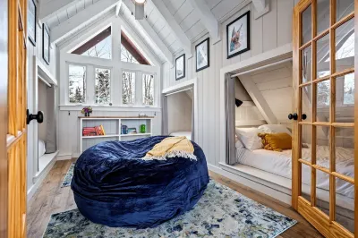 Luxury x Nature: Mountain View, Hot Tub, Game Room Quill Hill Access Road 주변 호텔