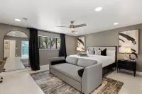 Luxury Upscale Modern home located  in the Catalina Foothills. Sleeps 16