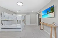 Luxe Escape-Heated Pool, Spa, Games, in Old Town