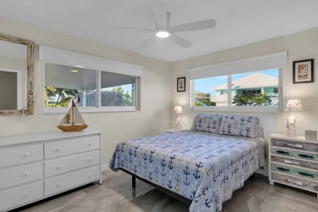 A Serene Florida Escape in Big Pine Key 3 bed 2 bath house, pool, dock, sleep 8 Отели рядом с достопримечательностью «Блу Хол»
