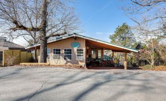'the Treehouse' in Cherokee Village: Deck & Views