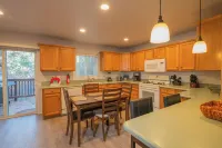 Brown Bear Lodge Hotels in Sugarloaf