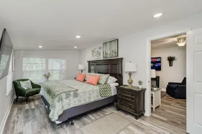 Hunter Lake Cottage w/ Parking, AC & W/D ~ Dogs Are Welcome 레이크랜드 린더 국제공항 주변 호텔