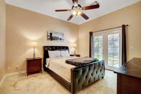 Luxury guest house/Entire place Отели рядом с достопримечательностью «Парк Флойд Лам»