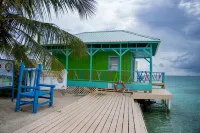 The Green Parrot Fish at King Lewey's Island Resort, Placencia Cayes, Belize  호텔