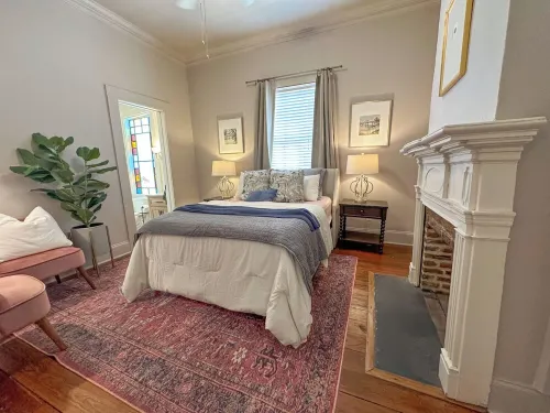 NEW NEW NEW Precious Cottage in Historic Downtown