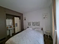 House with large garden in an oyster farming site close to the beach and the golf course.