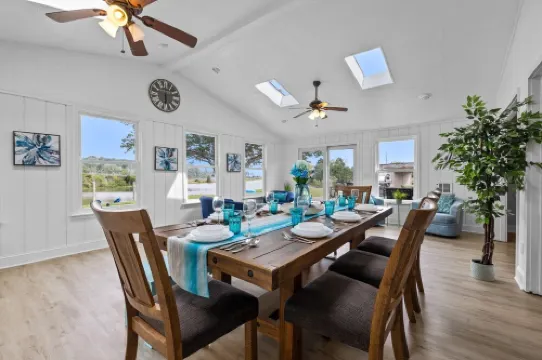 WATERFRONT*SEMI-PRIVATE BEACH*KING BD* DUAL DESK WORKSTATIONS* BLAZING FAST WIFI