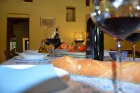 Tuscan farmhouse ideal for vacations with family and friends, private fenced pool