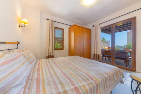 Villa Tara With Private Pool And Sea Views Close to Beach & Shops Отели рядом с достопримечательностью «Kalamar Beach Club»