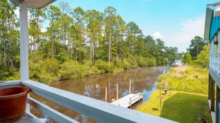 COZY RIVERFRONT HOUSE / SLEEPS 6 W/ W+D